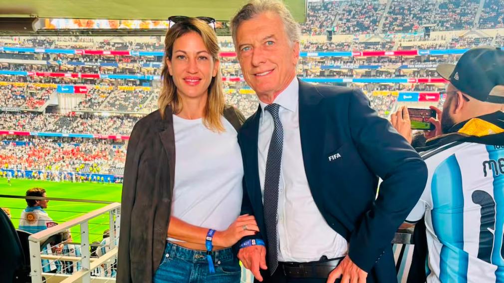 Mauricio Macri disfrutó del triunfo argentino junto a su novia Lola Teuly y exfiguras de la Selección