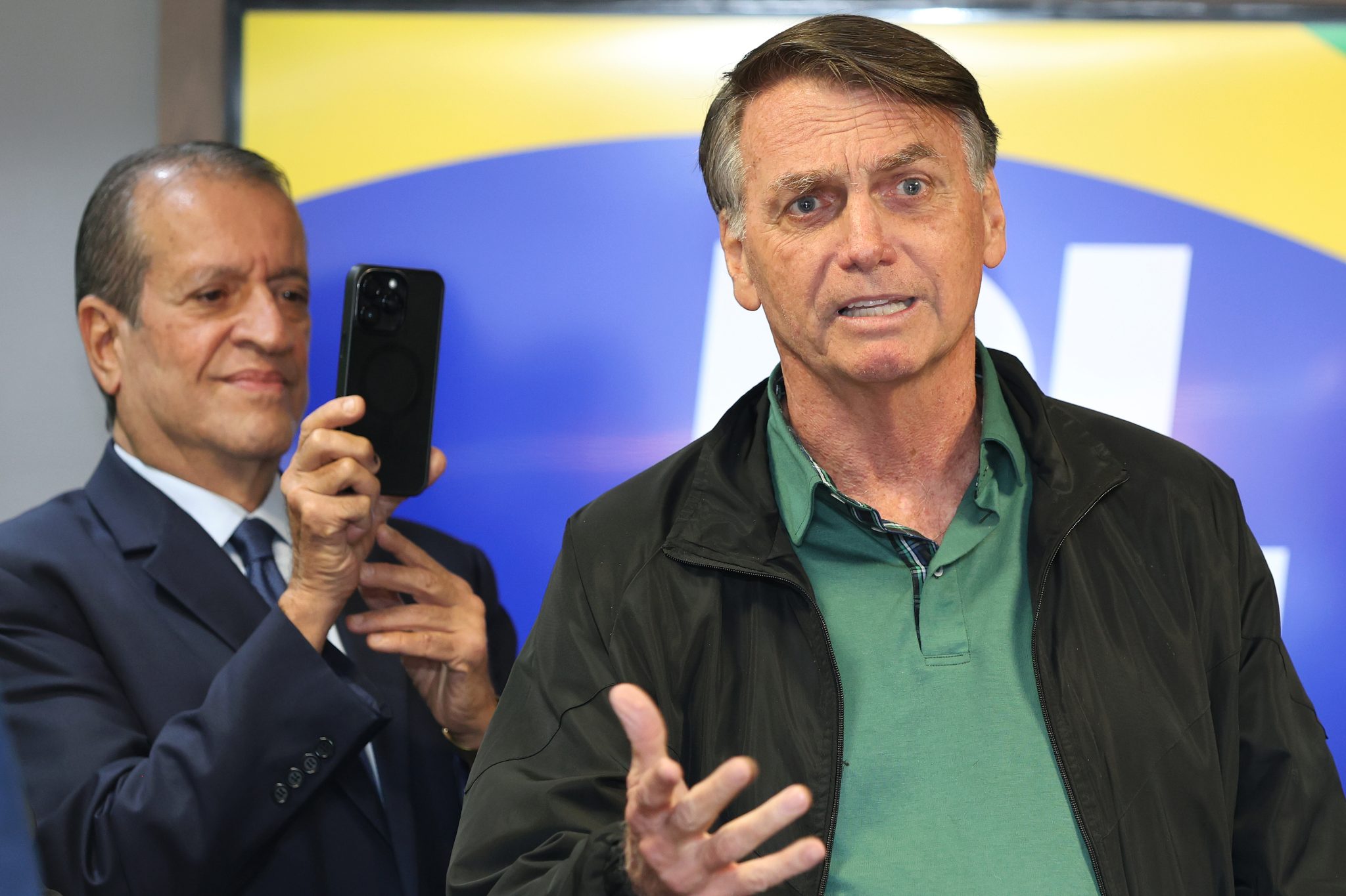 La defensa de Bolsonaro negó que haya autorizado un video con inteligencia artificial usado en la convención del PL