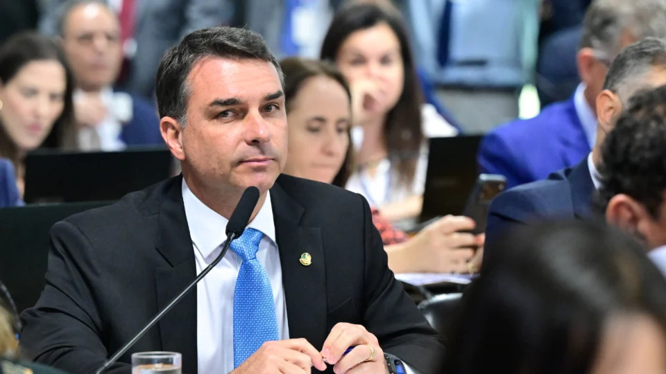 Flávio Bolsonaro negó haber calumniado a Lula y pidió investigar nuevas declaraciones del presidente brasileño