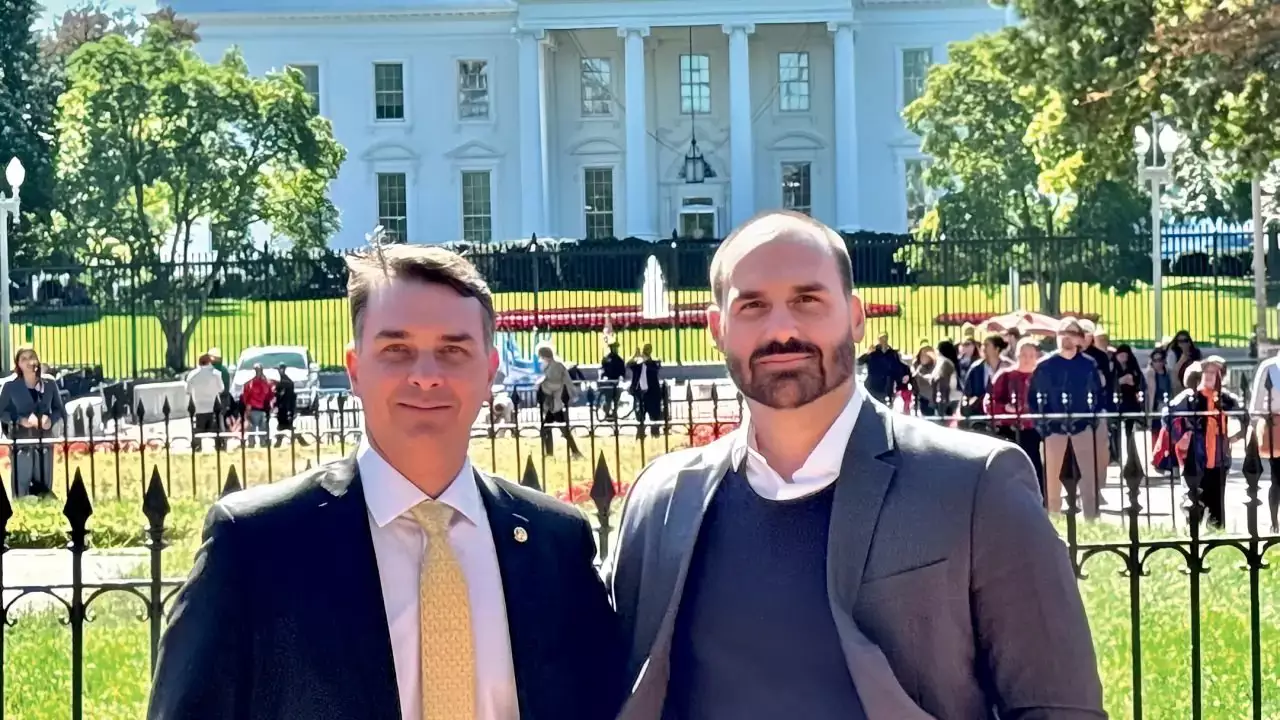 Los hijos de Bolsonaro culparon al PT de Lula por la eliminación de Brasil del Mundial