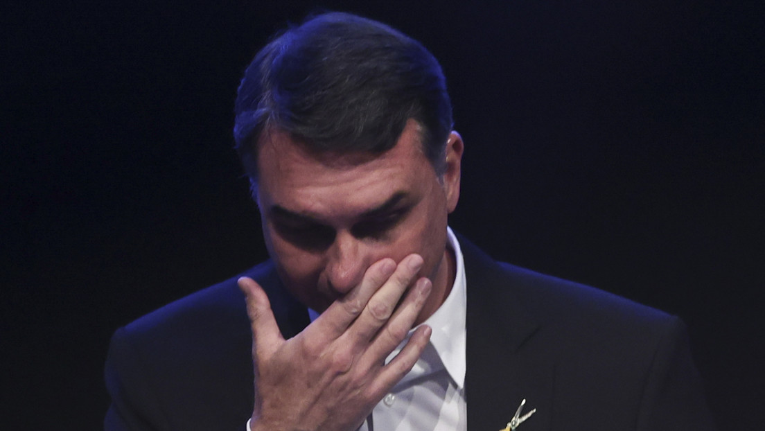 Llueven las críticas a Flávio Bolsonaro por un falso posgrado en su currículum que nunca cursó
