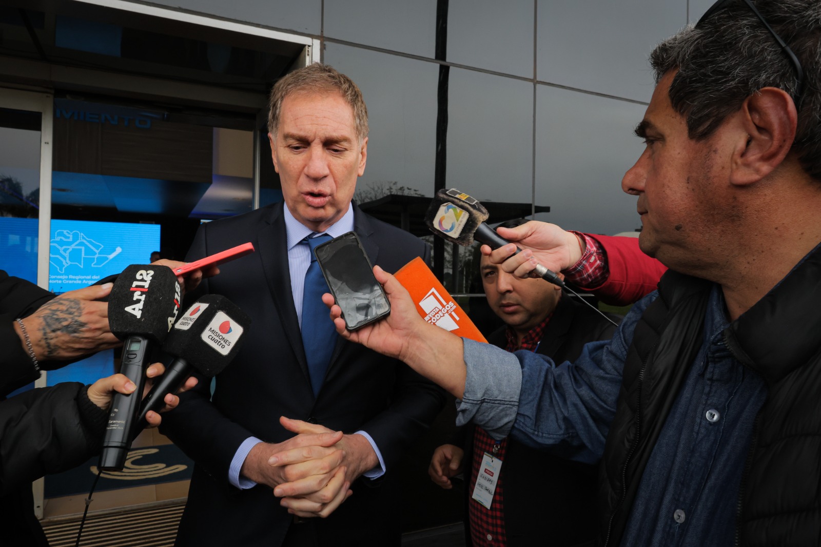Antes de ingresar a la cumbre del Norte Grande, Santilli defendió la gestión y reconoció que “no es fácil” la situación económica