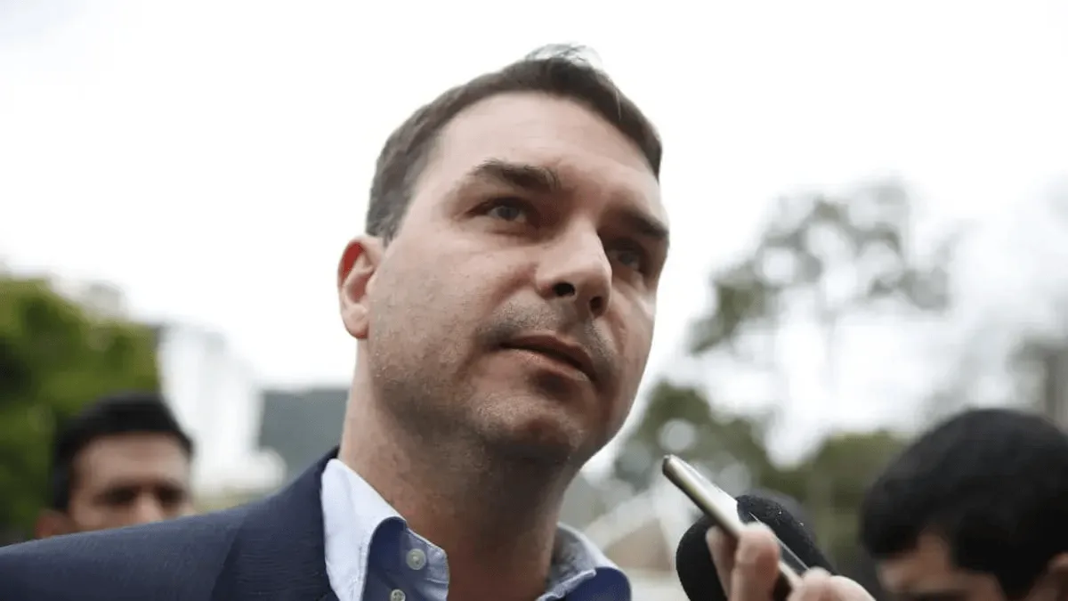 La Justicia de Brasil autorizó una investigación contra Flávio Bolsonaro por el financiamiento de la película sobre su padre