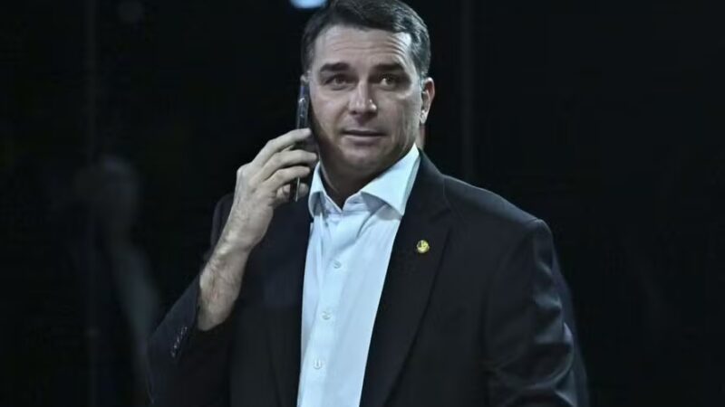 Un día después de perder el balotaje, la Policía Federal intimó a Flávio Bolsonaro a entregar sus pasaportes