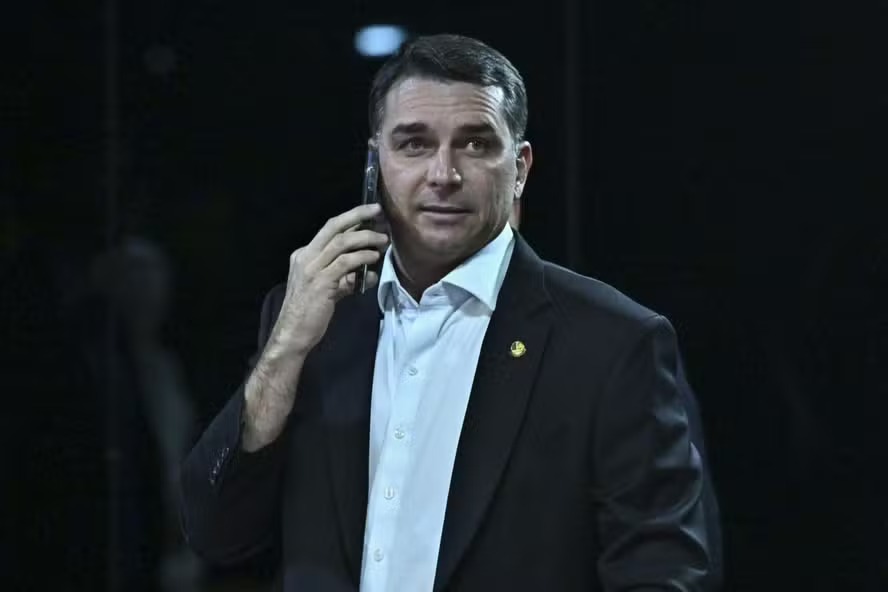Un día después de perder el balotaje, la Policía Federal intimó a Flávio Bolsonaro a entregar sus pasaportes
