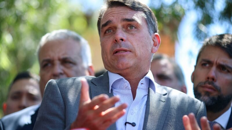 Flávio Bolsonaro habría huido de Brasil a Estados Unidos y pediría asilo político a Trump