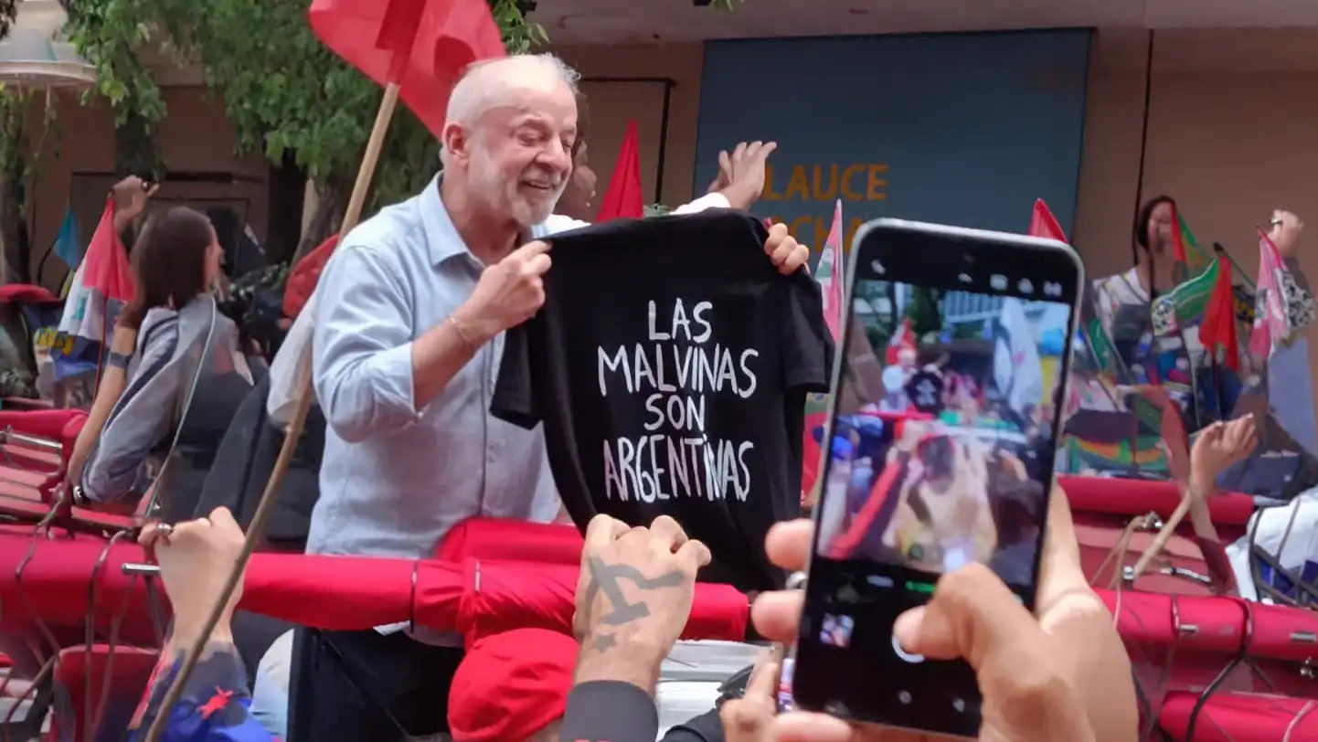 Lula exhibió una remera con la consigna “Las Malvinas son argentinas” durante el cierre de su campaña